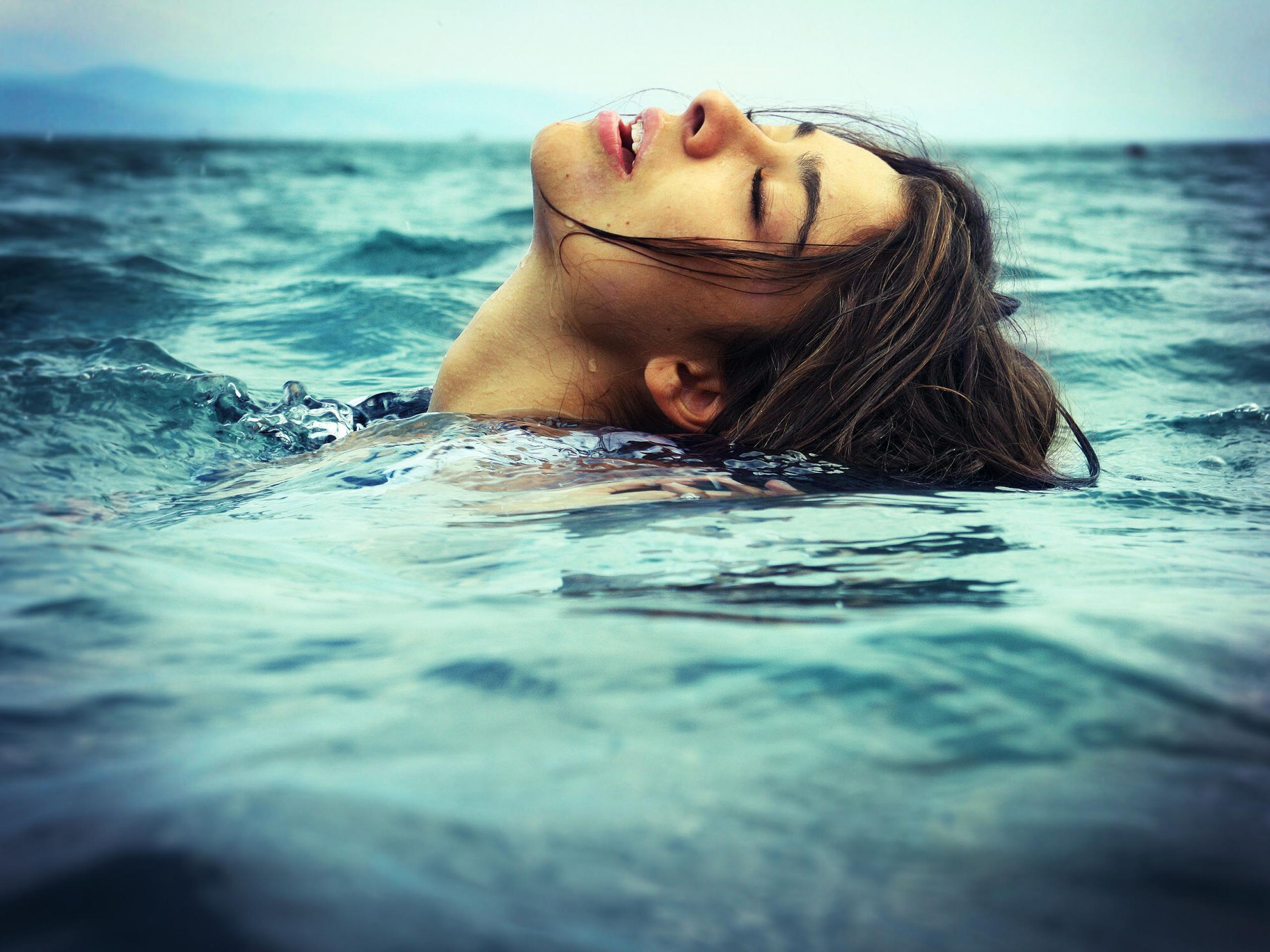 Сама удовольствие девушка. Девушка плывет в море. Девушка и океан. Девушка в воде.